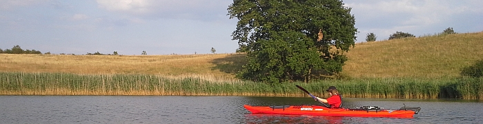 Das Bild zeigt ein Seekajak auf einem Fluss