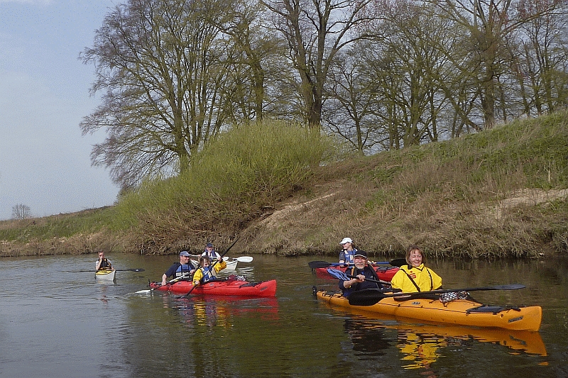 Das Bild zeigt eine Gruppe Paddler auf der Ems
