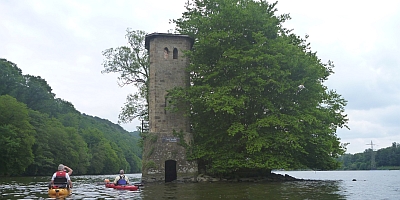 Das Bild zeigt einen Turm mitten im See